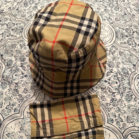 BURBERRY REVERSIBLE HAT W POUCH SMALL - Picture 1 of 3